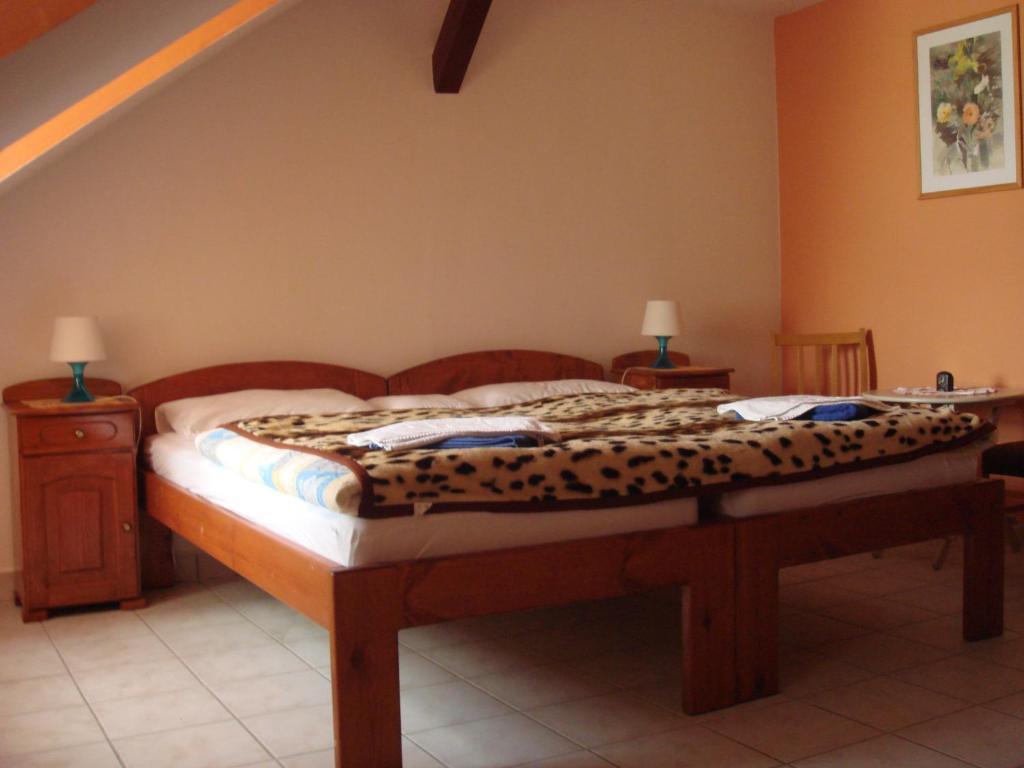 Roza Hotel Es Apartmanhaz Esztergom Kamer foto