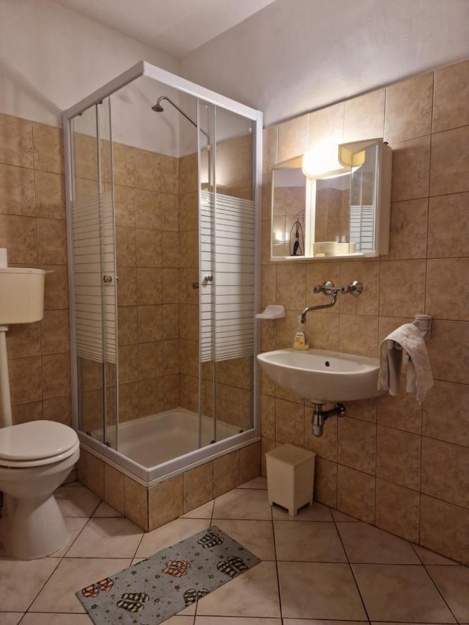 Roza Hotel Es Apartmanhaz Esztergom Buitenkant foto