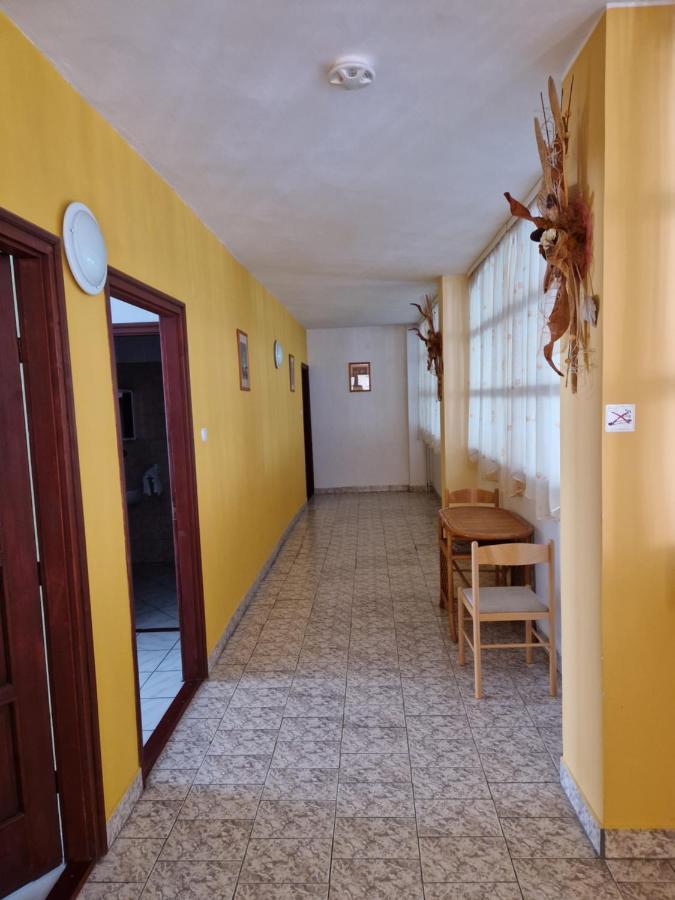 Roza Hotel Es Apartmanhaz Esztergom Buitenkant foto
