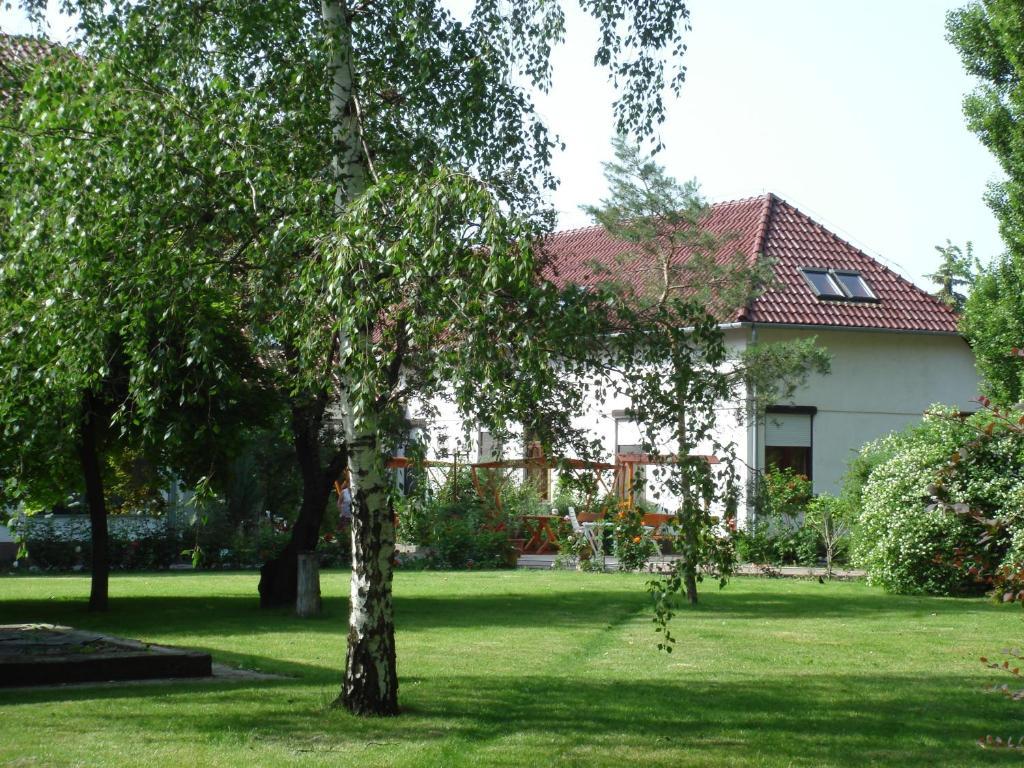 Roza Hotel Es Apartmanhaz Esztergom Buitenkant foto