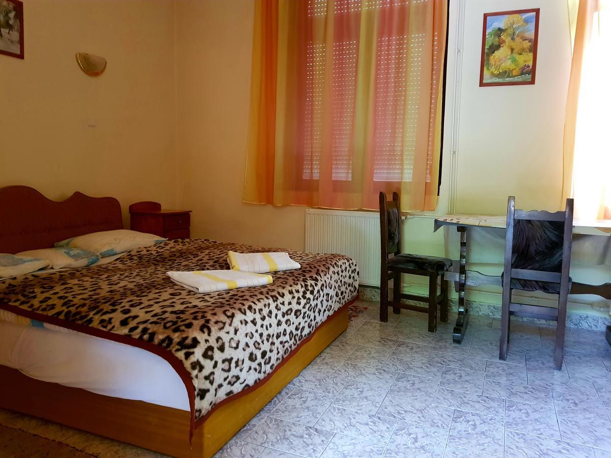 Roza Hotel Es Apartmanhaz Esztergom Buitenkant foto