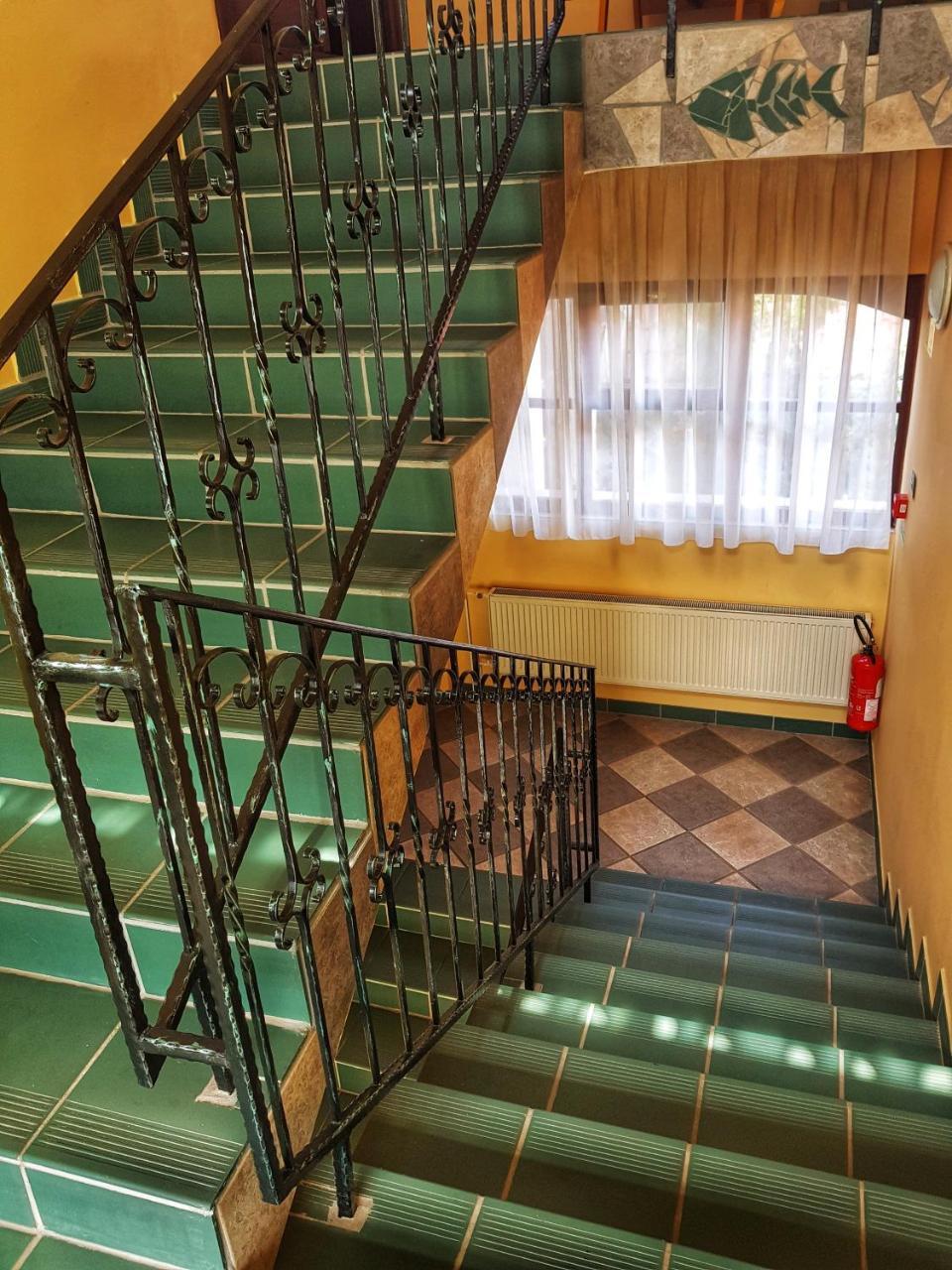 Roza Hotel Es Apartmanhaz Esztergom Buitenkant foto