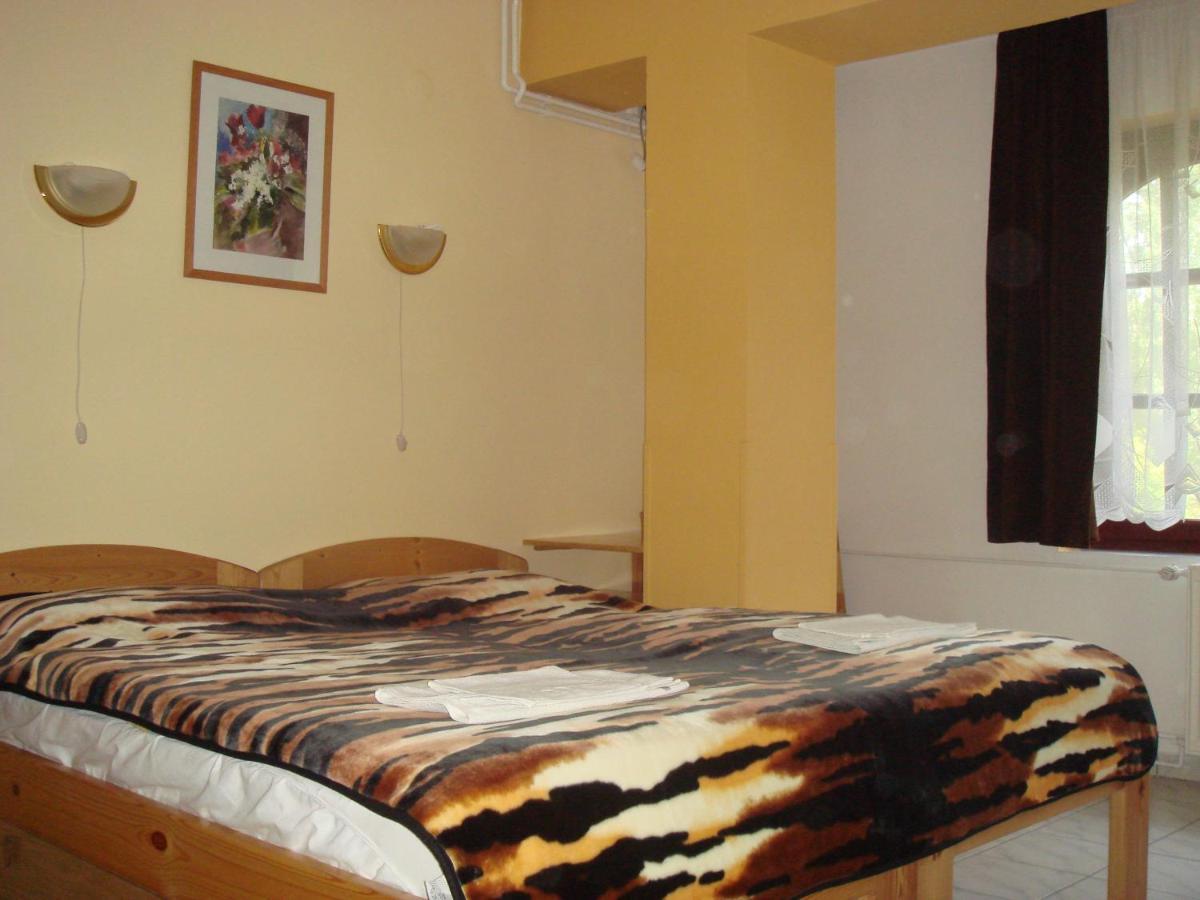 Roza Hotel Es Apartmanhaz Esztergom Kamer foto
