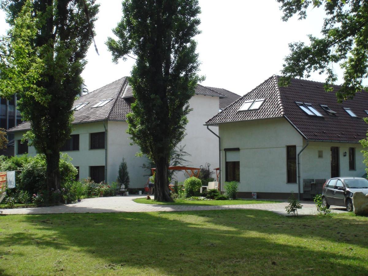 Roza Hotel Es Apartmanhaz Esztergom Buitenkant foto