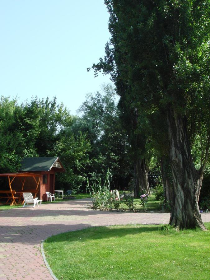 Roza Hotel Es Apartmanhaz Esztergom Buitenkant foto