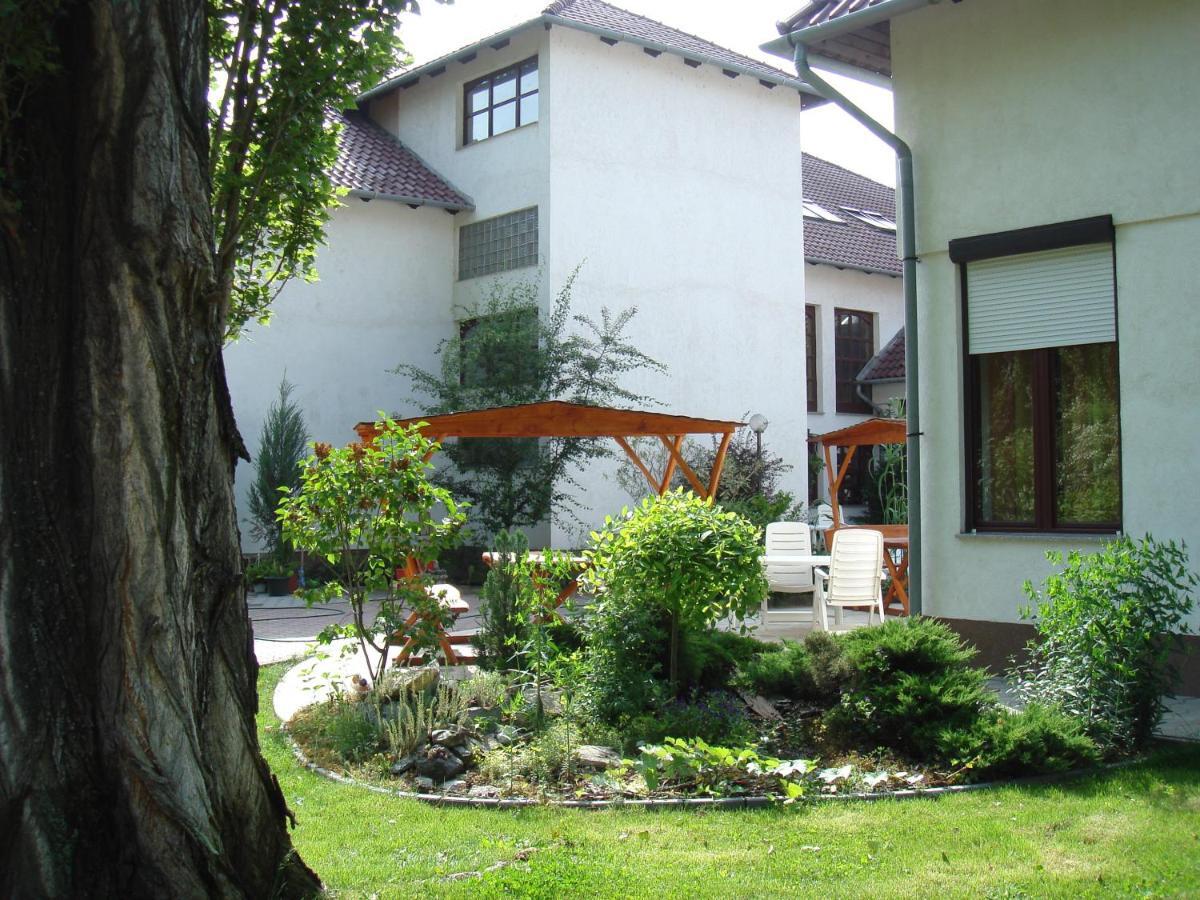 Roza Hotel Es Apartmanhaz Esztergom Buitenkant foto